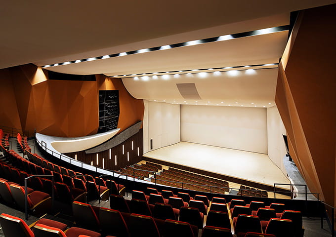 呉市役所 くれ絆ホール - 作品紹介 - 大建設計